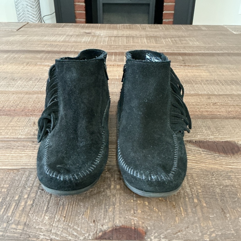 Minnetonka Black Suede Fringe Ankle Boots Size 8 Women’s - Picture 2 of 7